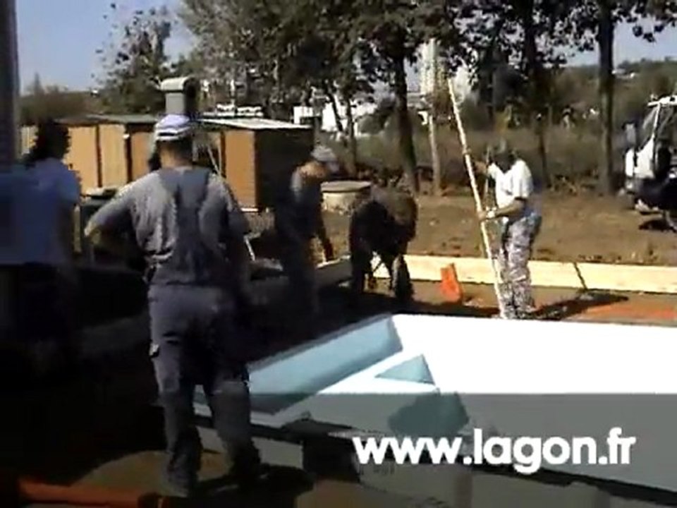 Installation piscine coque polyester par Lagon.fr