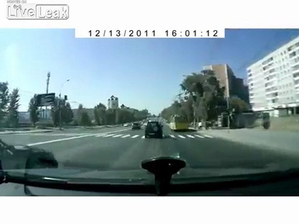Stupid Fahrer und das Auto hob auf einer Autobahn in Moskau