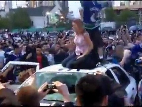 Police Cars Utterly In Vancouver Riot Abgerissen