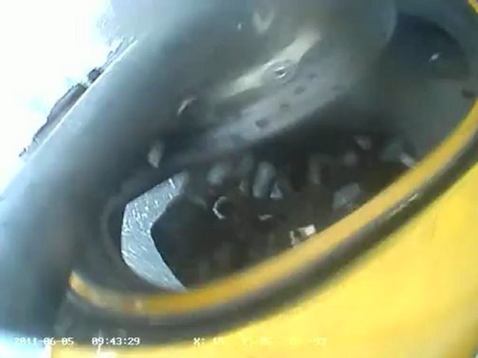 Motorradfahrer steigt aus dem Auto geschnitten