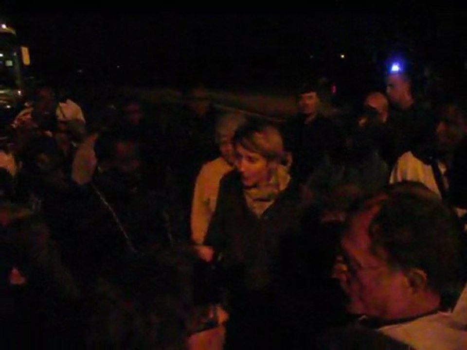 Les sans-papiers en manifestation devant la Préfecture