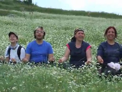 Zirve Dağcılık Mira Dağı Yürüyüşü Papatyalar içinde..