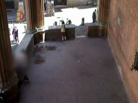 Bologna - Il rapinatore in azione in pieno centro 1