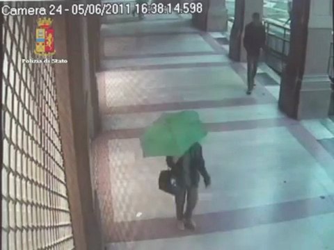 Bologna - Il rapinatore in azione in pieno centro 2