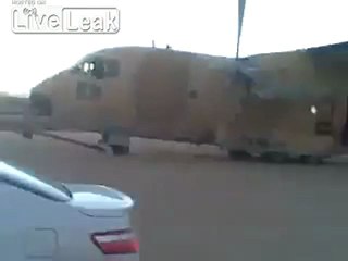 LIBYE AVION CARGOT REMPLI D ARMES POUR LES RATSBELS