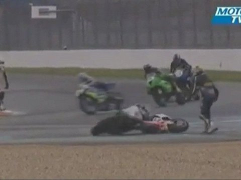 Skurriler Crash in Magny-Cours