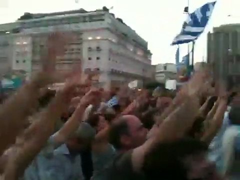 Συνθήματα έξω από τη Βουλή