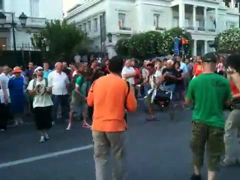 Μουσική και χορός μπροστά από το Τείχος