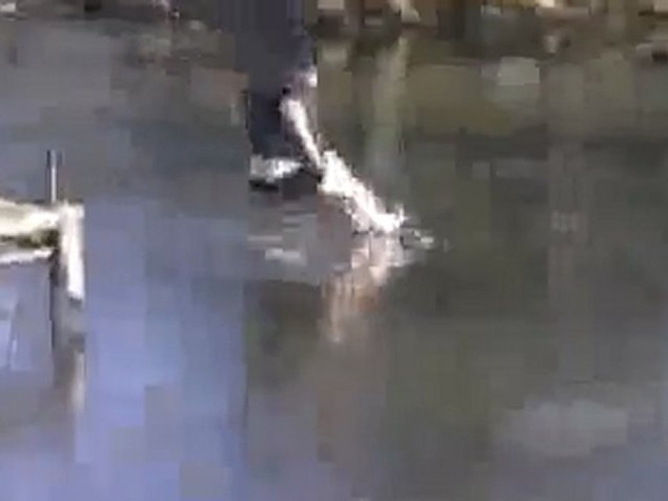 0371 - Régis saute dans un lac gelé