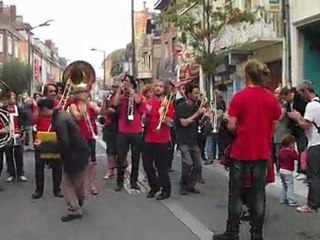 Fête de la musique: la Fanfarasca fait danser les Beauvaisiens
