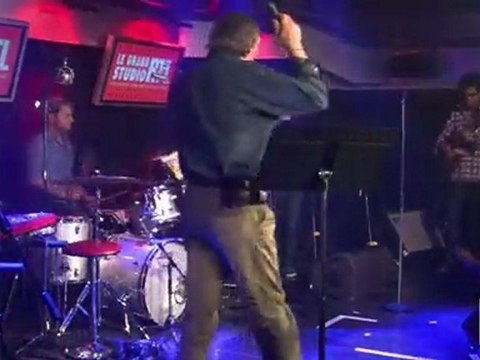 Philippe Lavil - Il tape sur des bambous