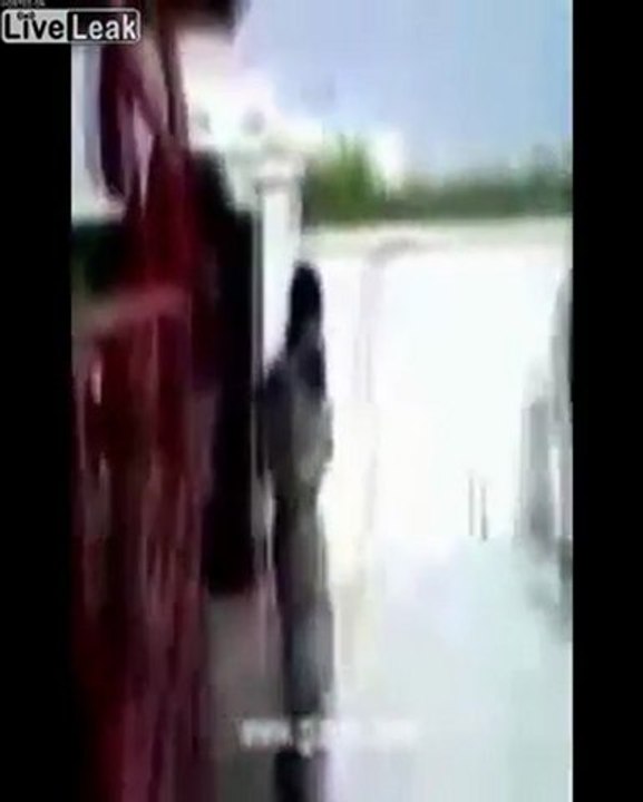 Crazy Man springt von A Building Wenn EMT, ihn zu retten Versuchen