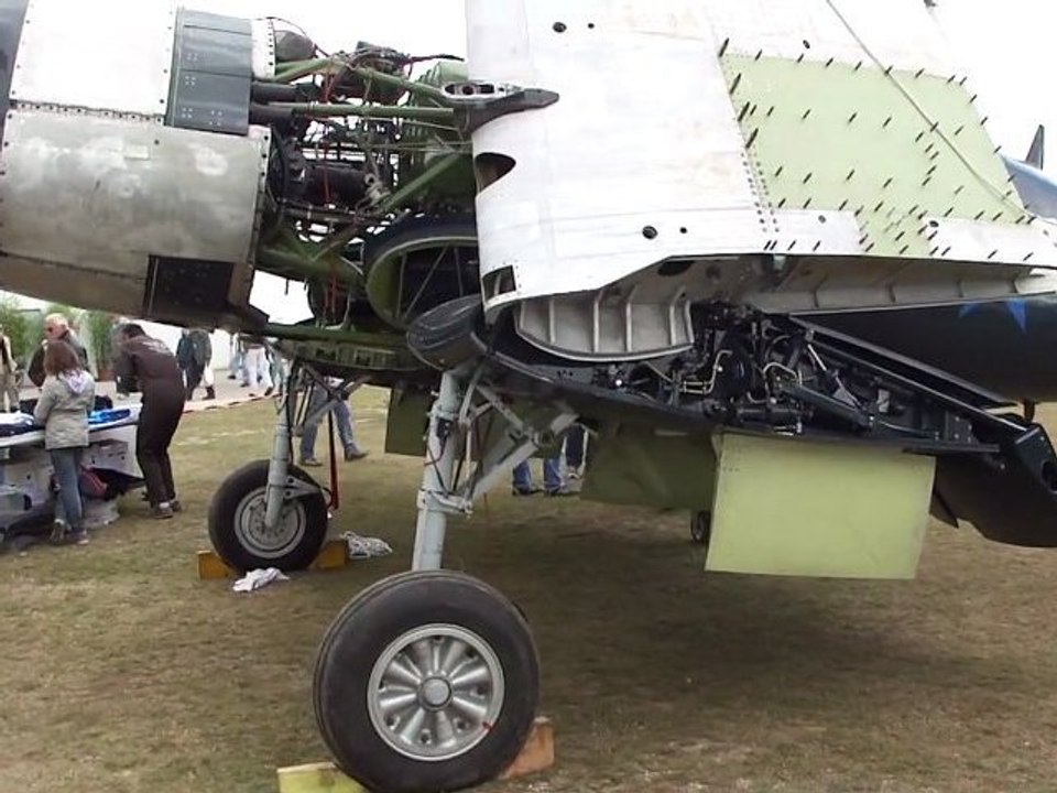 New F4u-5 Corsair en restauration Chance-Vought  Full HD Meeting aérien La ferté-Alais  LFTA 2011