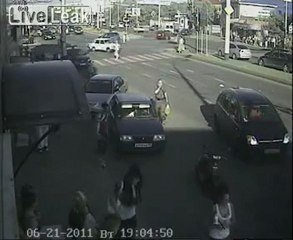 Ambulance vs Autounfall auf Kreuzung in Russland