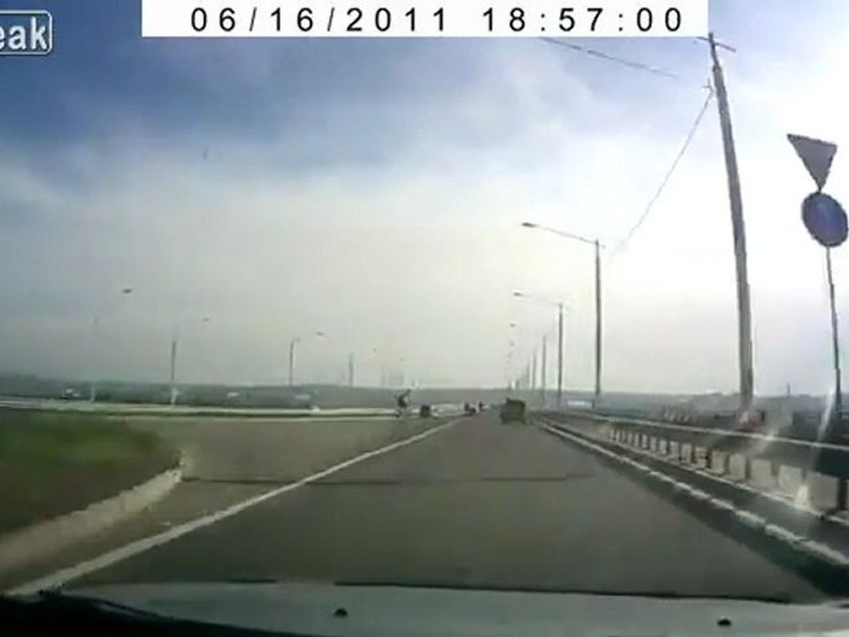 Cycle Kinder auf russische Autobahn