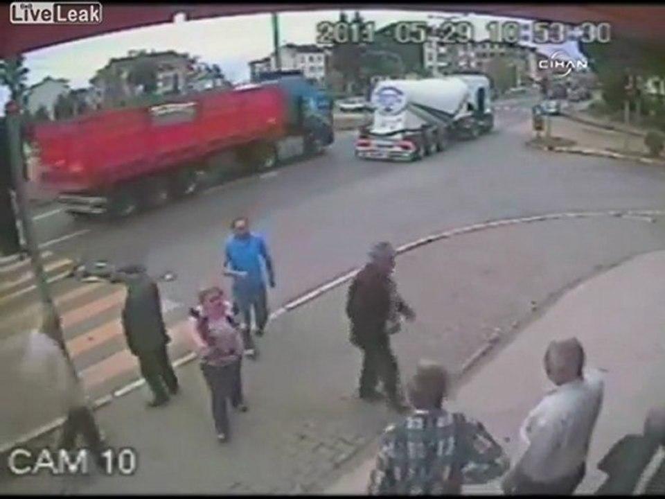 Guy bekommt Übernahme durch Lastwagen überfahren