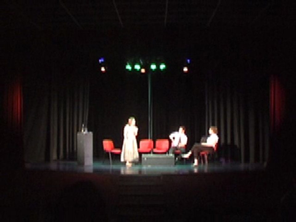 Les "grands ados" jouent l'acte 1 de "Qui a peur de Virginia Woolf ," d'Edward Albee au théâtre de la Cité, mis en scène p