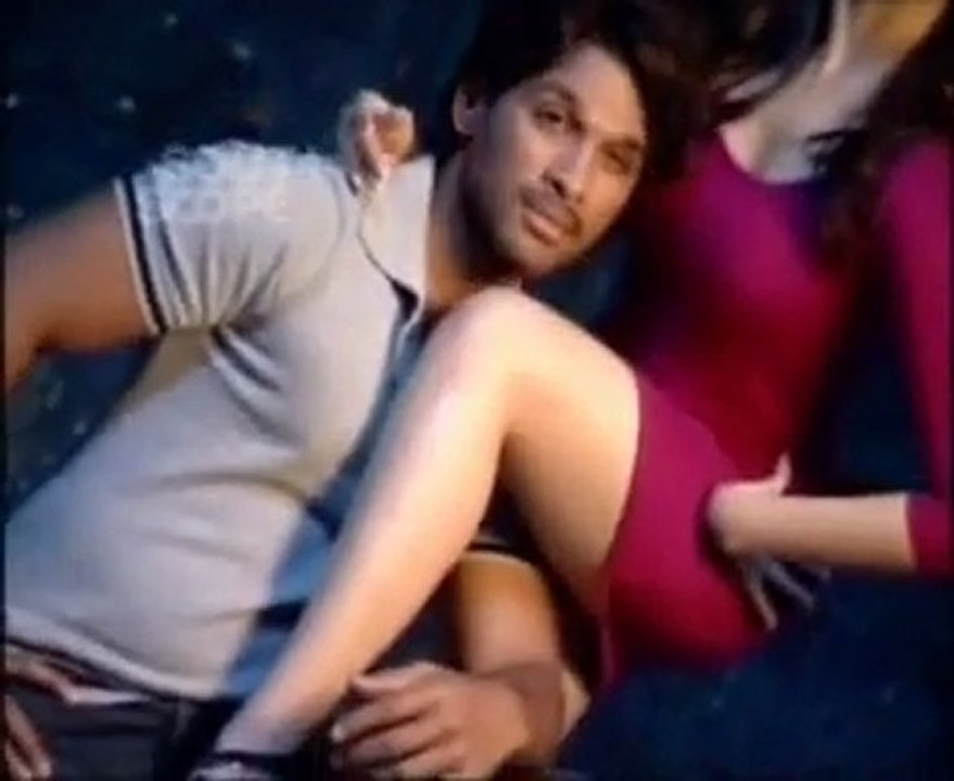 Allu Arjun Tamanna Sex - Hot Chemistry between Allu Arjun and Tamanna - Romantic Poses for South  Scope - video Dailymotion