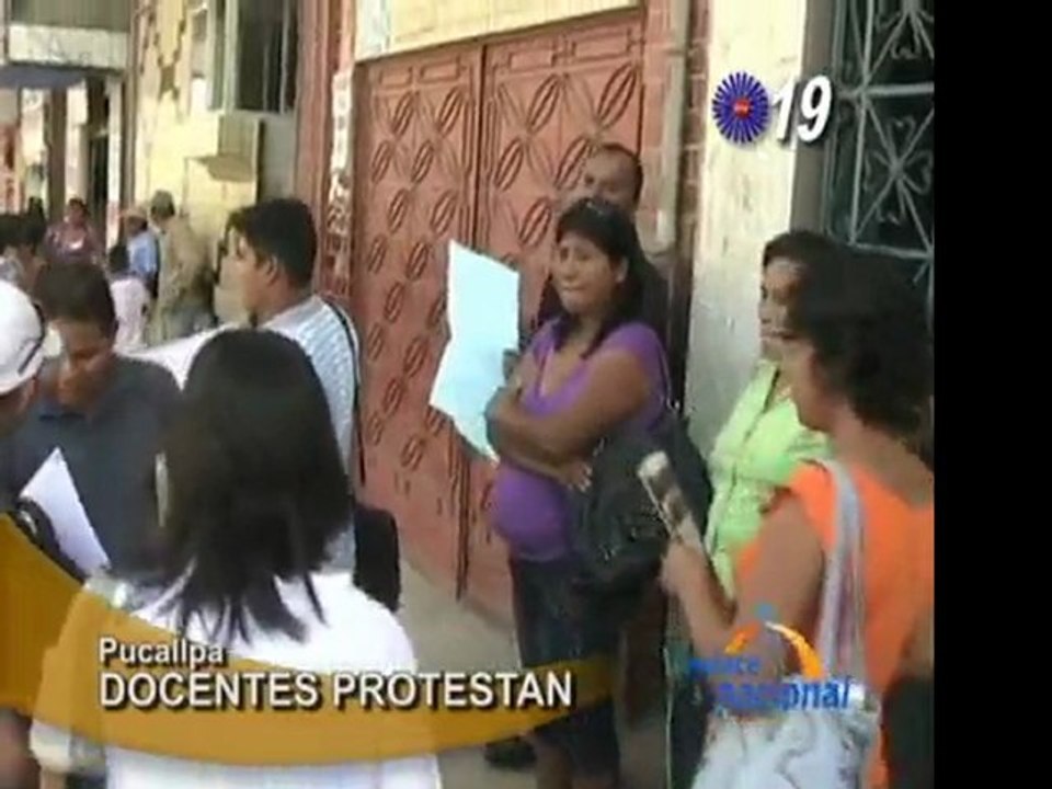 Profesores protestan frente al Consejo Regional de Ucayali