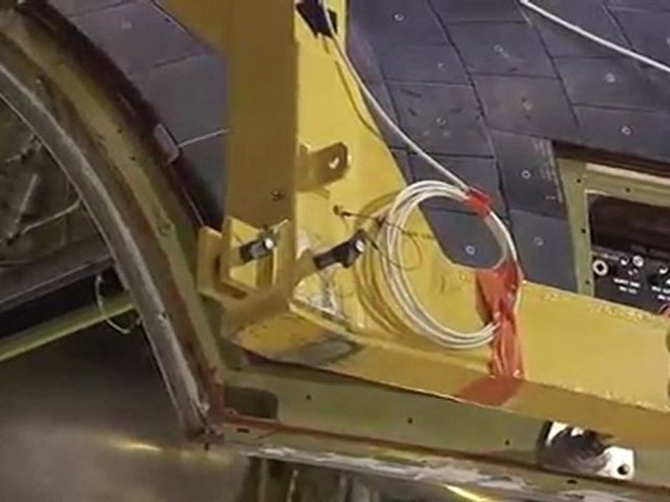 Oktay Tınaz  Discovery Uzay Mekigi Uçuş Öncesi Kontrol Çalışması