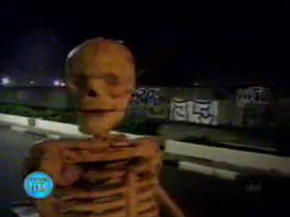 mezarlıkta iskelet - kamera şakası