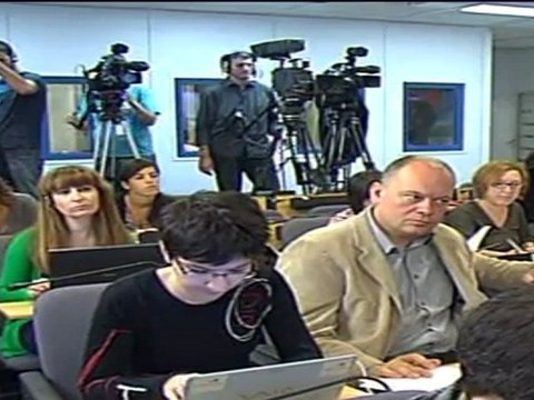 Chacón se apea de las primarias