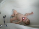 mia   bain = glissades d'eau !!