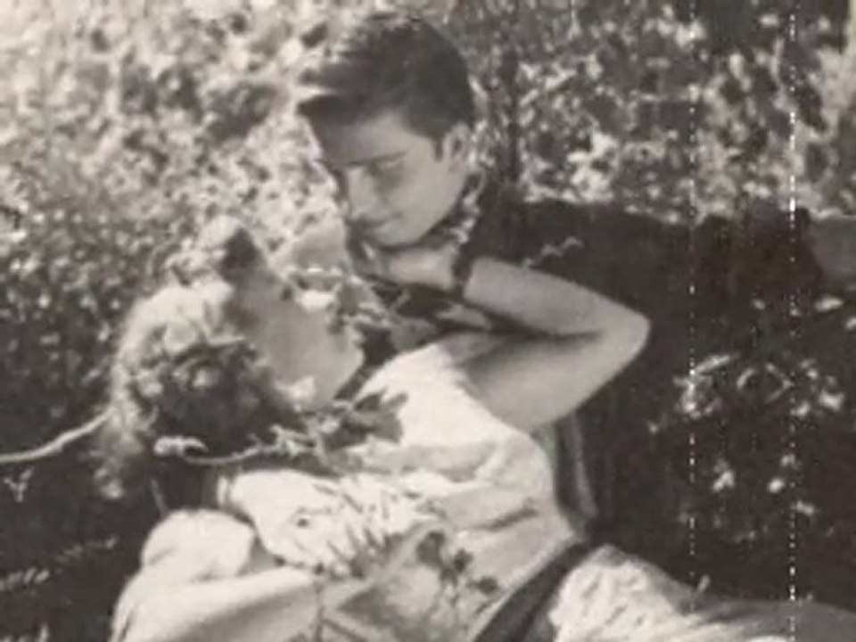 Zeki Müren ♫ Gözlerin Doğuyor Gecelerime