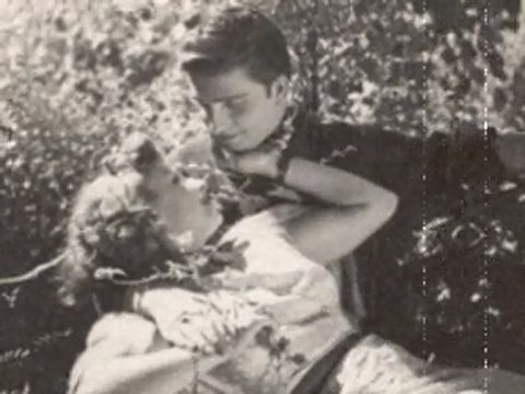 Zeki Müren ♫ Gözlerin Doğuyor Gecelerime