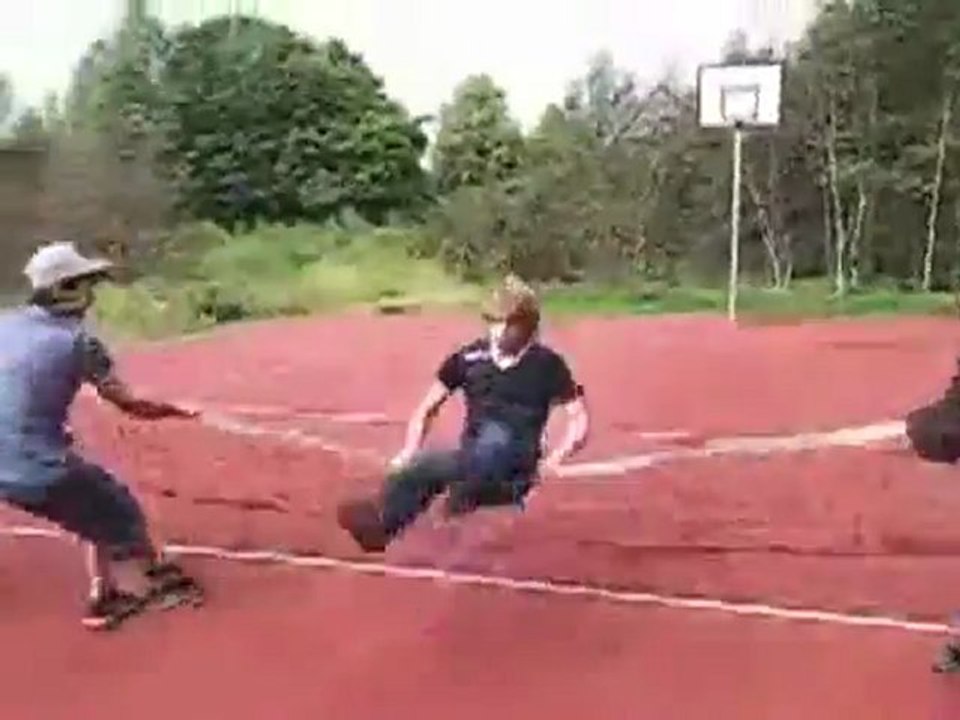 régis sur un filet de tennis