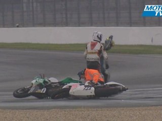 Télécharger la video: Crash très insolite Promosport Magny-Cours