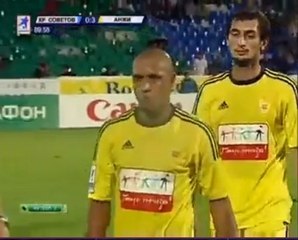 Roberto Carlos reçoit une banane en plein match