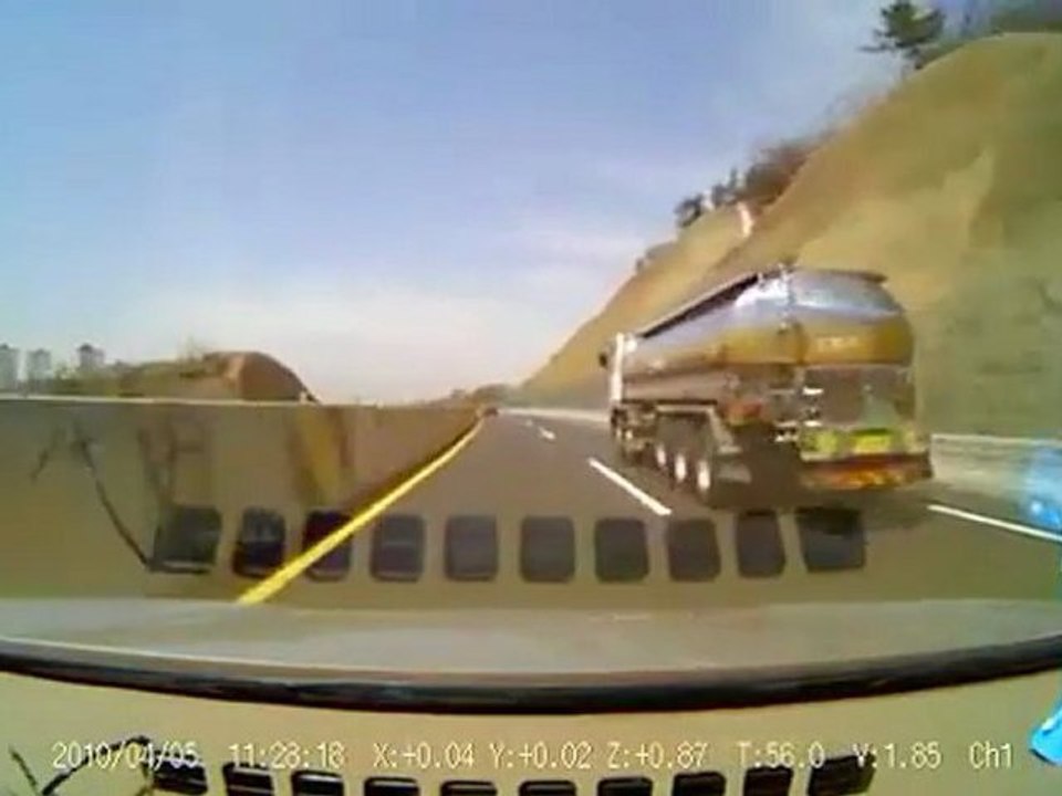 Un essuie-glace s'écrase contre le pare-brise