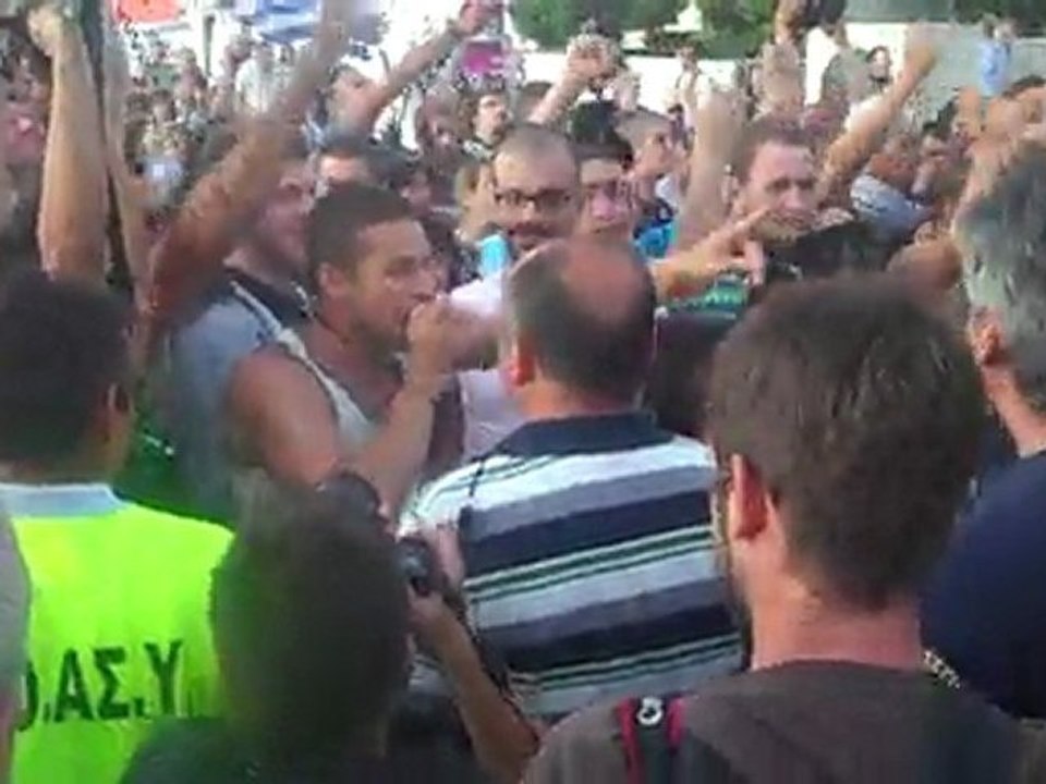 Ένστολοι "Αγανακτισμένοι"