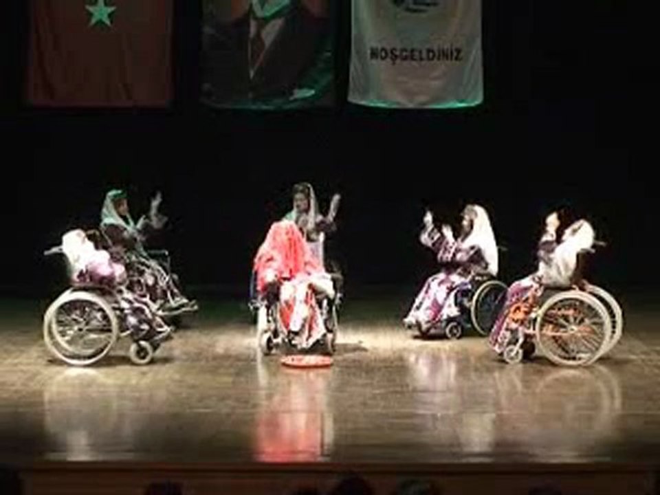 ÖĞRETMENLERİ AYSU UMUT un DÜZENLEMESİYLE BEDENSEL ENGELİ GENÇ KIZLARDAN TEKERLEKLİ SANDALYEDE HALK OYUNLARI GÖSTERİSİ