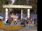Estudiantes de Universidad Nacional del Centro del Peru bloquean carretera central