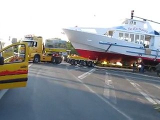 passage difficile pour la  vedette au carrefour de l'avenue des Matignon le 22 06 2011