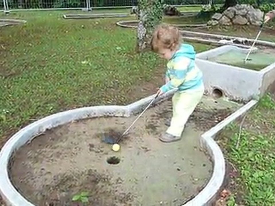Un poussin au mini-golf