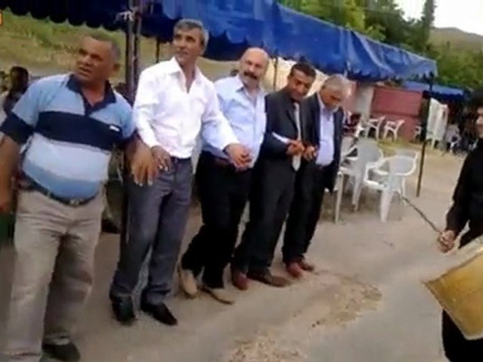 Halay ceken köylüler