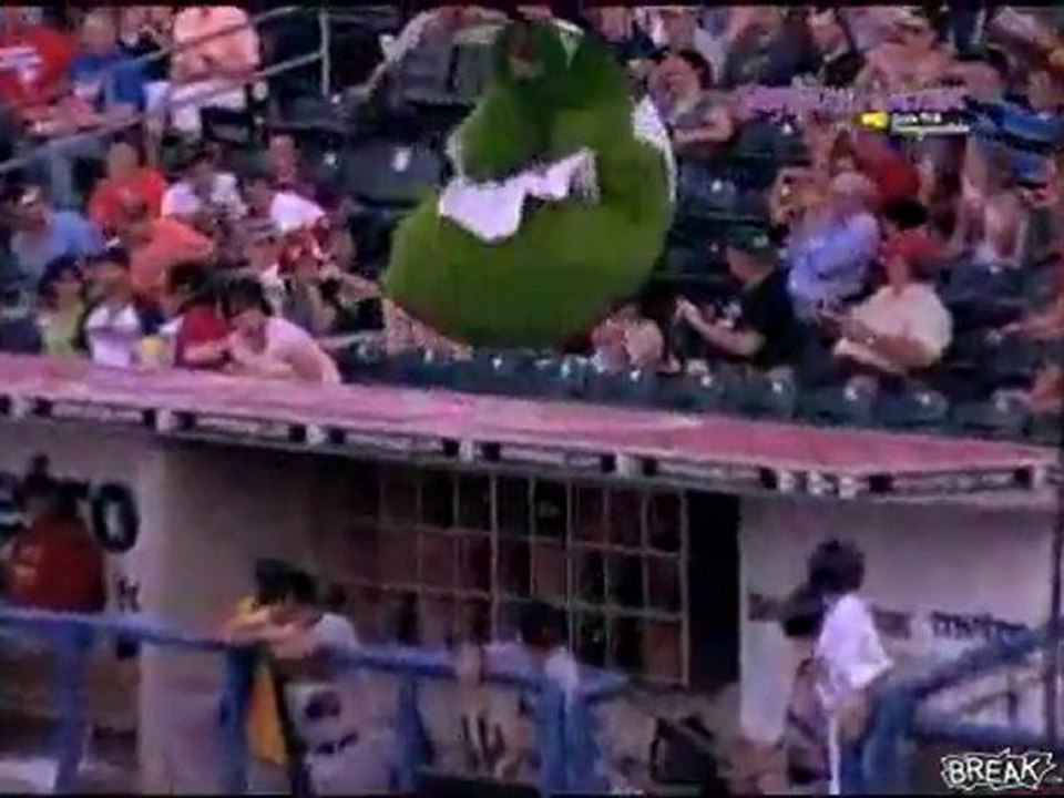 Philly Phanatic Hit In Throat Durch Foul Ball Fail