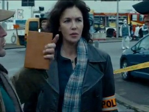 Kaïra shopping menotté par Adjani