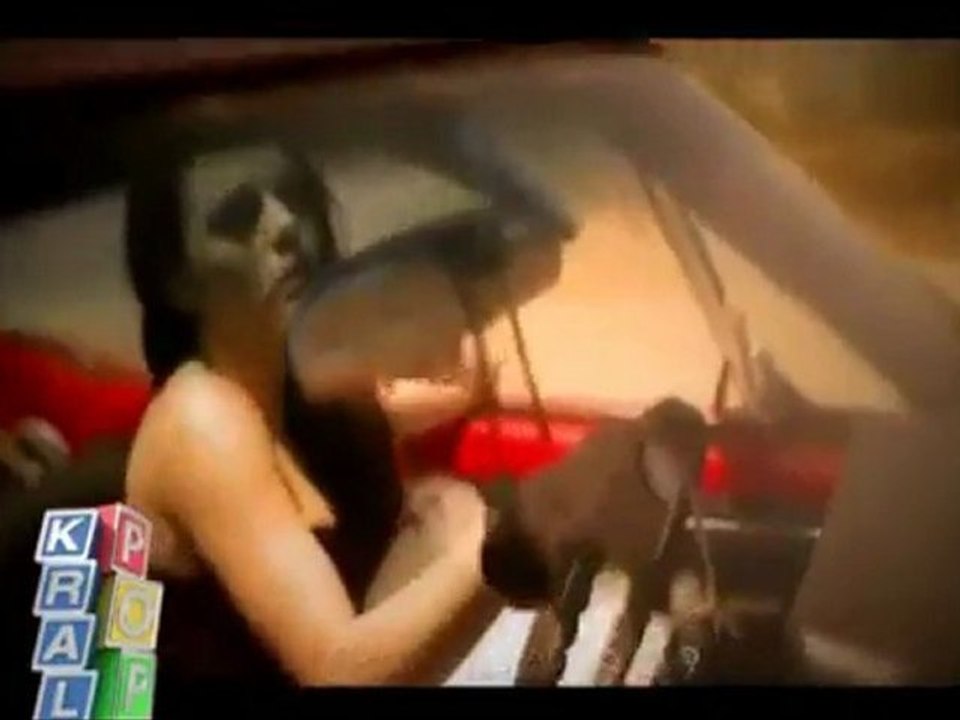 Eylem - HAYAT DEVAM EDER video klip 2011 yep yeni