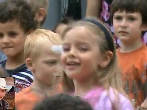 MISS CLARA CHANTE A LA FETE DE SON L'ECOLE DE RIXHEIM DU 24 JUIN 2011