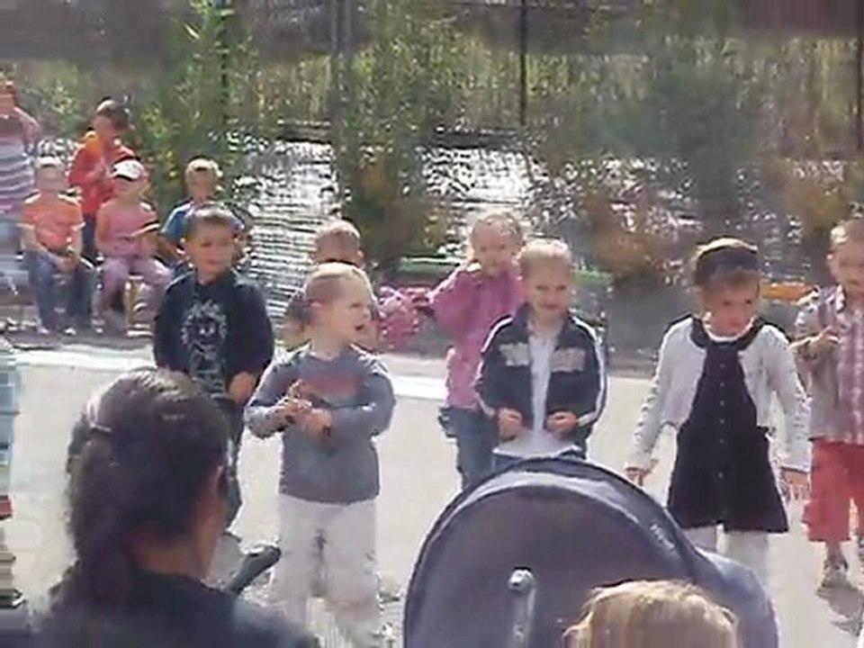 Zack chante à l'école