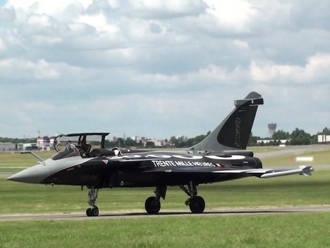 New Rafale Armée de l'Air au roulage Full HD Meeting aérien du Bourget Paris Airshow LFTA 2011