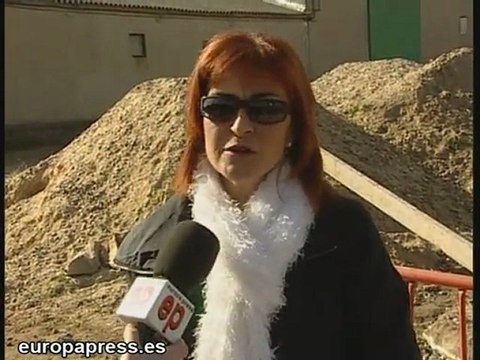 Vecinos de El Pego acondicionan la carretera