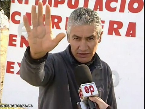 Vecinos de El Pego acondicionan la carretera