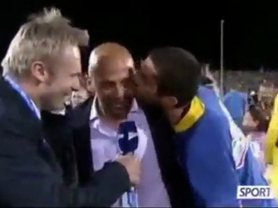 Verrückter Torwart feiert den Aufstieg