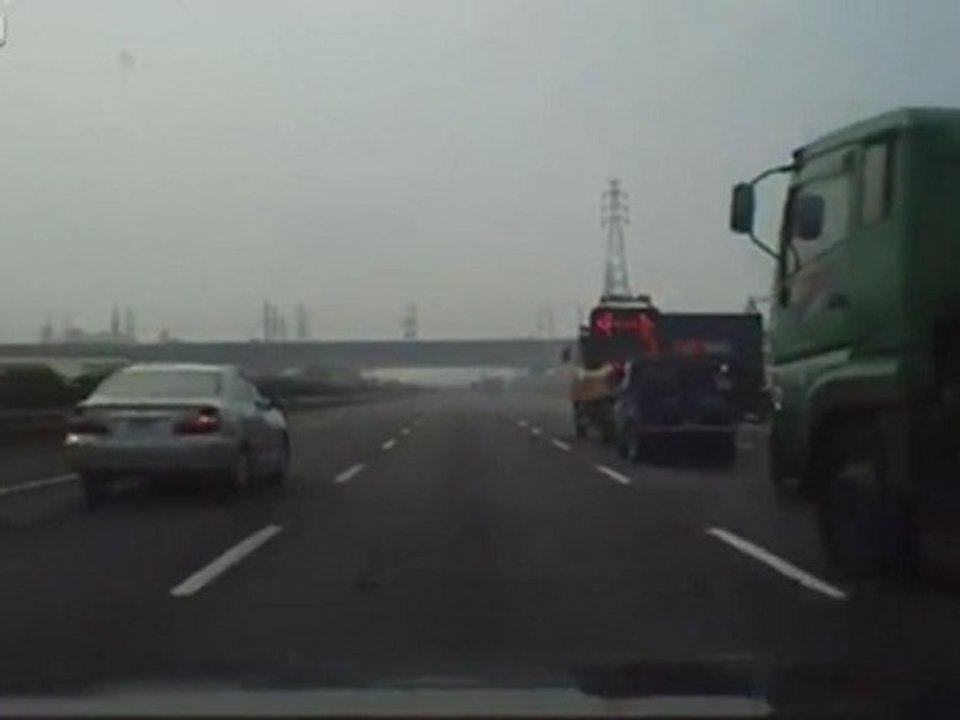 Mehrere Autos und LKW stürzt auf Autobahn