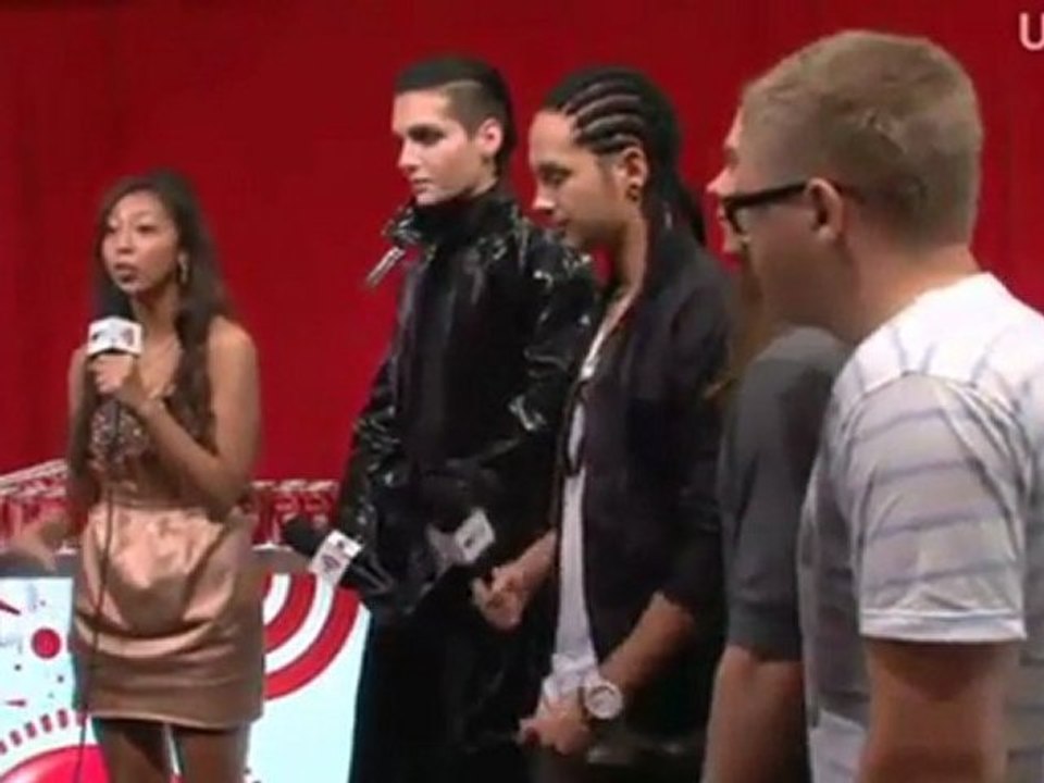 25.06.2011 - MTV Video Music Aid Japan 2011 : Interview on red carpet